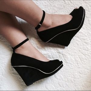 🎉HP🎉Mossimo Black wedge heels